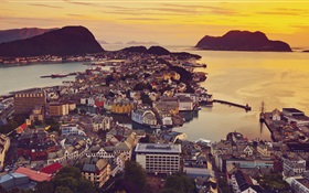 Alesund, Noruega, ciudad, casas, puesta del sol, costa