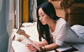Libro de lectura de la muchacha asiática