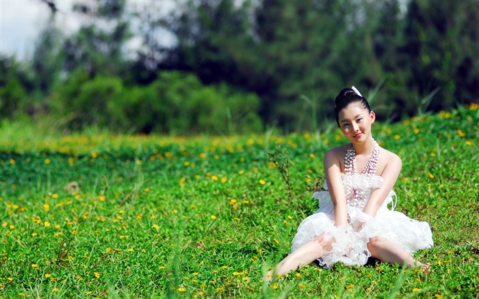 Asia niña sentada en la hierba Fondos de pantalla, imagen