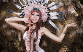 Muchacha asiática hermosa, sombrero de plumas