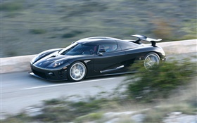 Negro superdeportivo Koenigsegg en la velocidad