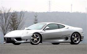 Ferrari supercar plateado vista lateral