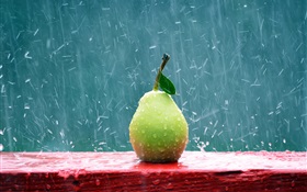 Fruto de primer plano, pera bajo la lluvia