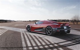 Koenigsegg superdeportivo rojo vista lateral