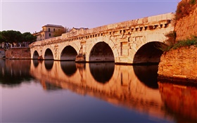 Arco de piedra del puente, reflexión, río