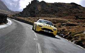 Aston Martin V12 Vantage S amarilla vista frontal superdeportivo, velocidad