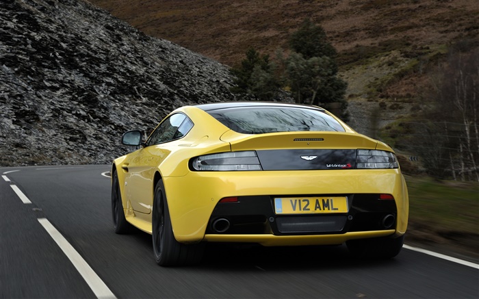 Vista trasera superdeportivo amarilla Aston Martin V12 Vantage S Fondos de pantalla, imagen