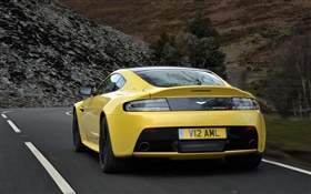 Vista trasera superdeportivo amarilla Aston Martin V12 Vantage S