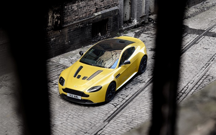 Aston Martin V12 Vantage S parada superdeportivo amarilla en la calle Fondos de pantalla, imagen