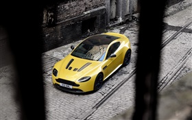 Aston Martin V12 Vantage S parada superdeportivo amarilla en la calle HD fondos de pantalla