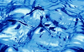 El agua azul primer plano, gotas, salpicaduras