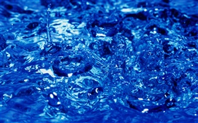 El agua azul primer plano, splash
