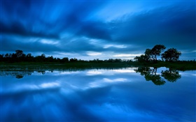 Anochecer, lago, árboles, el cielo azul, la reflexión del agua