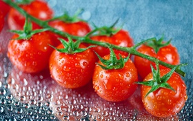Fruta fresca, tomates rojos, gotas de agua