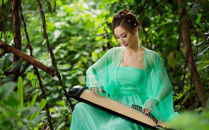 Vestido verde Muchacha asiática que juega la cítara Fondos de pantalla, imagen