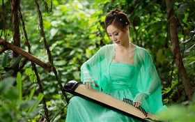 Vestido verde Muchacha asiática que juega la cítara HD fondos de pantalla