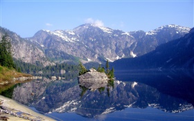 Lago, montañas, la reflexión del agua