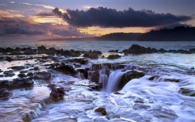 Océano, que fluye hacia atrás, puesta del sol, Kauai, Hawaii, EE.UU.