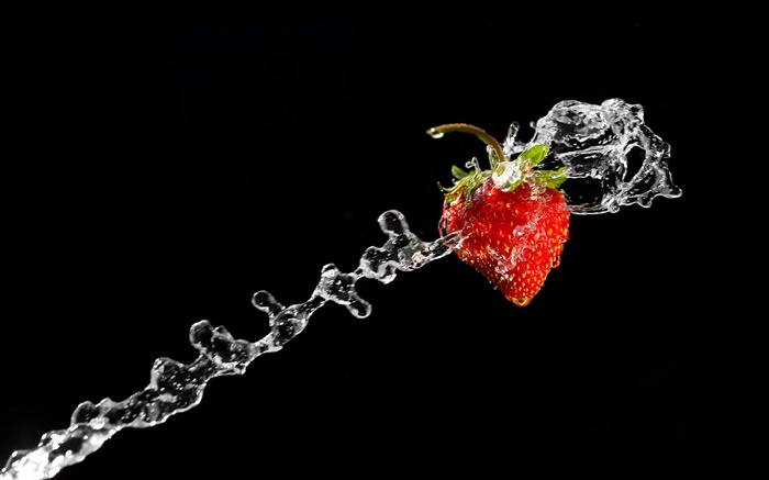 Fresa roja, salpicadura de agua de cerca Fondos de pantalla, imagen