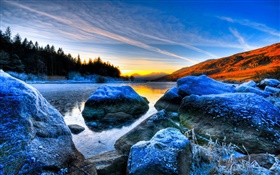 Piedras, puesta del sol, árboles, lago volcánico HD fondos de pantalla