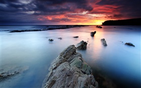 Sunrise, Collywell bahía, mar, cielo rojo, Northumberland, Inglaterra, Reino Unido