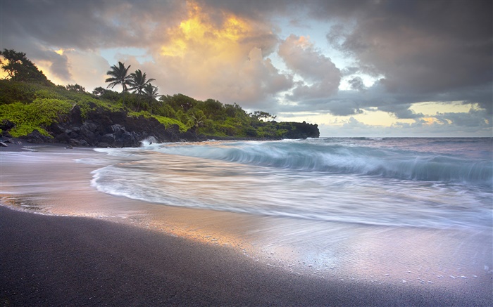 Olas rompiendo, playa de arena negro, Hawaii Fondos de pantalla, imagen