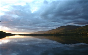 Cielo nublado, lago, montaña, atardecer, la reflexión del agua HD fondos de pantalla