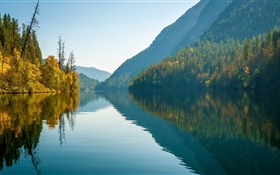 Echo Lake, Montañas Monashee, Columbia Británica, Canadá, la reflexión del agua