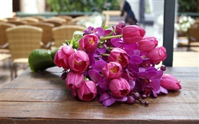 Flores púrpuras, tulipanes, orquídeas, tablero de madera