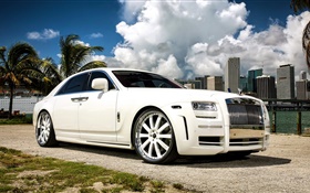Rolls-Royce fantasma blanco con plazas limitadas