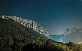 Montañas de piedra, árboles, noche