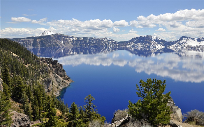 Volcánica lago, nubes, árboles, reflexión del agua Fondos de pantalla, imagen