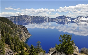 Volcánica lago, nubes, árboles, reflexión del agua HD fondos de pantalla