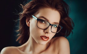 Retrato de la niña, gafas, maquillaje
