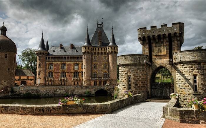 Francia, castillo de La Clayette, fortaleza, torres, puerta, nubes Fondos de pantalla, imagen
