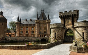 Francia, castillo de La Clayette, fortaleza, torres, puerta, nubes HD fondos de pantalla