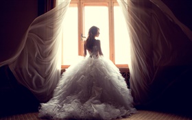 Muchacha en el lado de la ventana, vestido blanco, cortinas