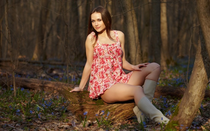 Sentada Chica en el bosque, las piernas, vestido rojo, la postura Fondos de pantalla, imagen