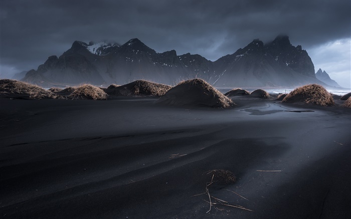 Islandia, Vestrahorn, negro arena, oscuridad, hierba, montañas, nubes Fondos de pantalla, imagen