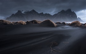 Islandia, Vestrahorn, negro arena, oscuridad, hierba, montañas, nubes HD fondos de pantalla