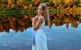 Muchacha blanca del vestido, rubio, ojos, lago, bosque, la reflexión del agua