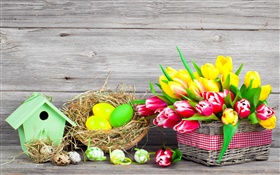 Pascua, huevos de colores, flores de los tulipanes