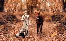 Muchacha y caballo, otoño, hojas amarillas