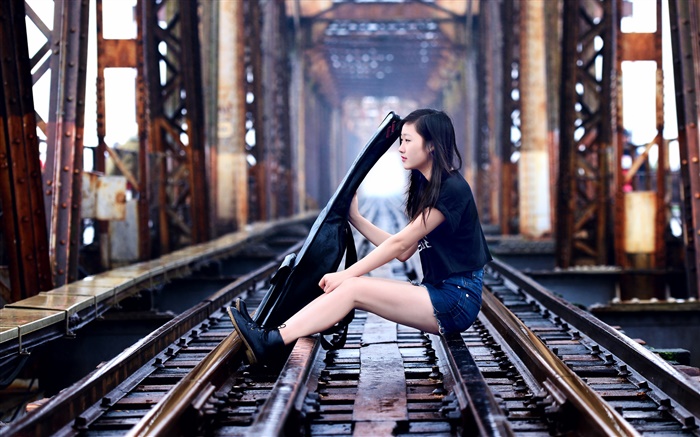 sit muchacha en el juego de ferrocarril guitarra, puente Fondos de pantalla, imagen