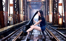 sit muchacha en el juego de ferrocarril guitarra, puente HD fondos de pantalla