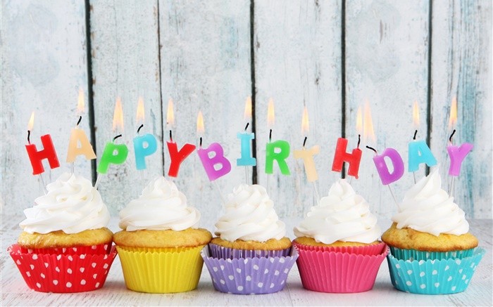 Feliz cumpleaños, cinco pastelitos, velas, letras de colores, pastel de crema Fondos de pantalla, imagen