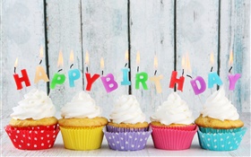 Feliz cumpleaños, cinco pastelitos, velas, letras de colores, pastel de crema HD fondos de pantalla
