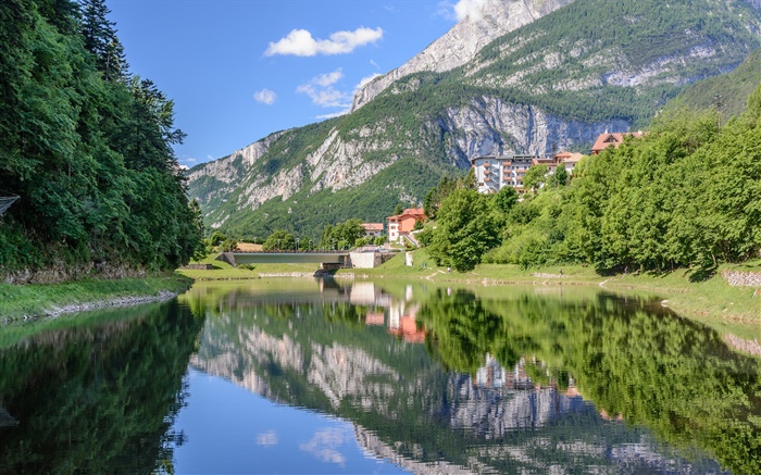 Lago Molveno, Trentino, Italia, montañas, reflexión del agua, puente, árboles, casas Fondos de pantalla, imagen