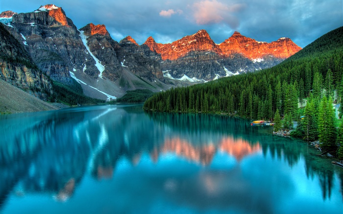 Montañas, lago, puesta del sol, árboles, reflexión del agua, el muelle, nubes Fondos de pantalla, imagen