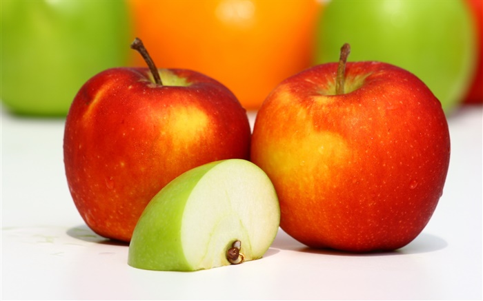 Dos manzanas rojas, rodaja de manzana verde, fruta sabrosa Fondos de pantalla, imagen